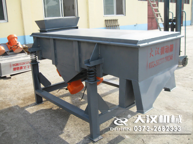 1016型直線振動(dòng)篩的材質(zhì)分為：不銹鋼，碳鋼兩種可以選擇。