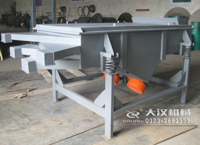  525型直線振動篩采用碳鋼材質(zhì)，有四個出料口可同時篩出5種不同的物料等級。