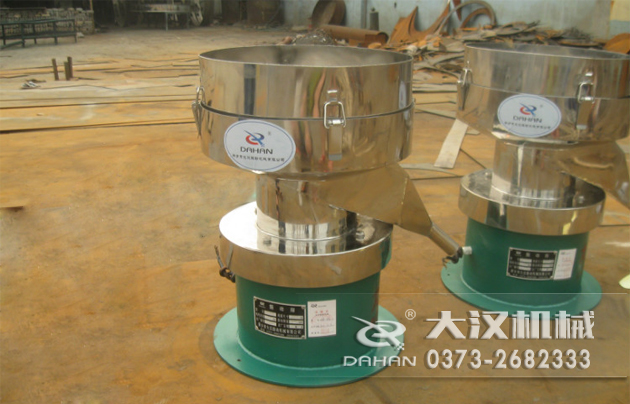 涂料振動篩底部為碳鋼材質，上半部分與無聊接觸的為不銹鋼材質，這種產(chǎn)品能夠在成本上有所節(jié)約。