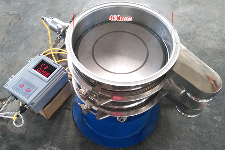 小型振動(dòng)篩采用彈跳球?yàn)榍寰W(wǎng)裝置，清網(wǎng)效果好。