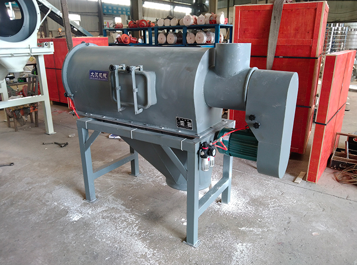 氣流篩采用碳鋼材質(zhì)的外殼，臥式的篩網(wǎng)利用風(fēng)力與物料的離心力對(duì)物料進(jìn)行篩分。產(chǎn)量高，效果好。