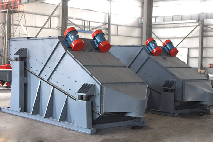 ZSG礦用振動篩采用雙電機振動，電機位置安裝在頂部，便于更好的傳遞振動力。